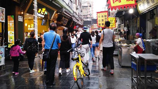 Trên một con phố ở thành phố Tây An, Trung Quốc - Ảnh: CNBC.<br>