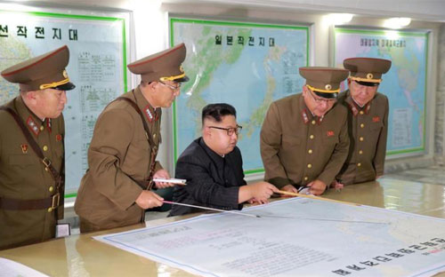 Nhà lãnh đạo Triều Tiên Kim Jong Un bên các tướng lĩnh nước này - Ảnh: KCNA/Reuters.<br>