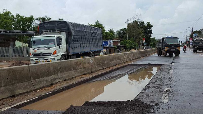 Một đoạn đường trên quốc lộ 1 bị hư hỏng nặng - Ảnh minh họa.