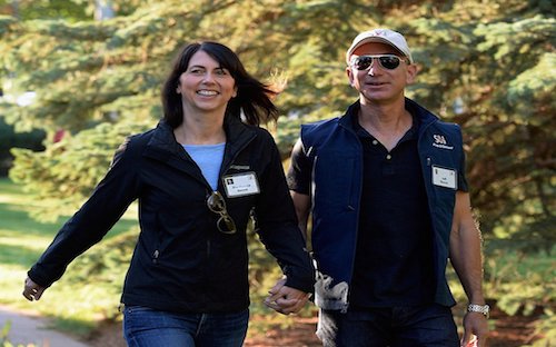 Jeff Bezos và vợ - tiểu thuyết gia MacKenzie Bezos - Ảnh: Business Insider.