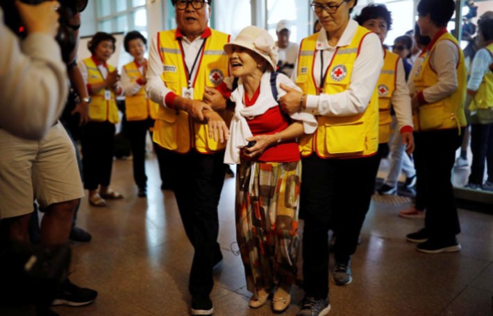 Niềm vui và nước mắt trong cuộc đoàn tụ ở Triều Tiên - Ảnh 10.