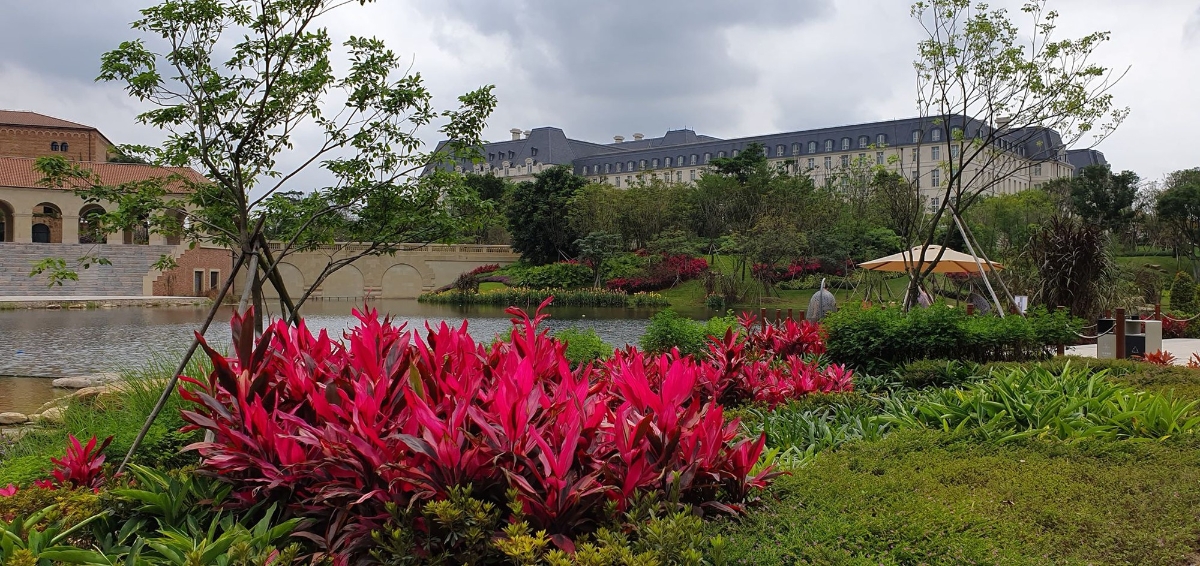 Cận cảnh khu trụ sở 2 tỷ USD mang phong cách châu Âu của Huawei - Ảnh 2.