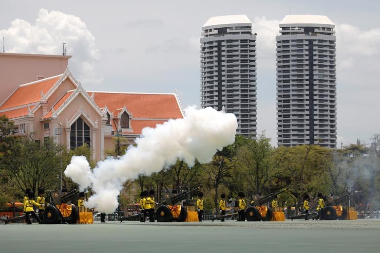 Vua Vajiralongkorn của Thái Lan chính thức đăng quang - Ảnh 10.
