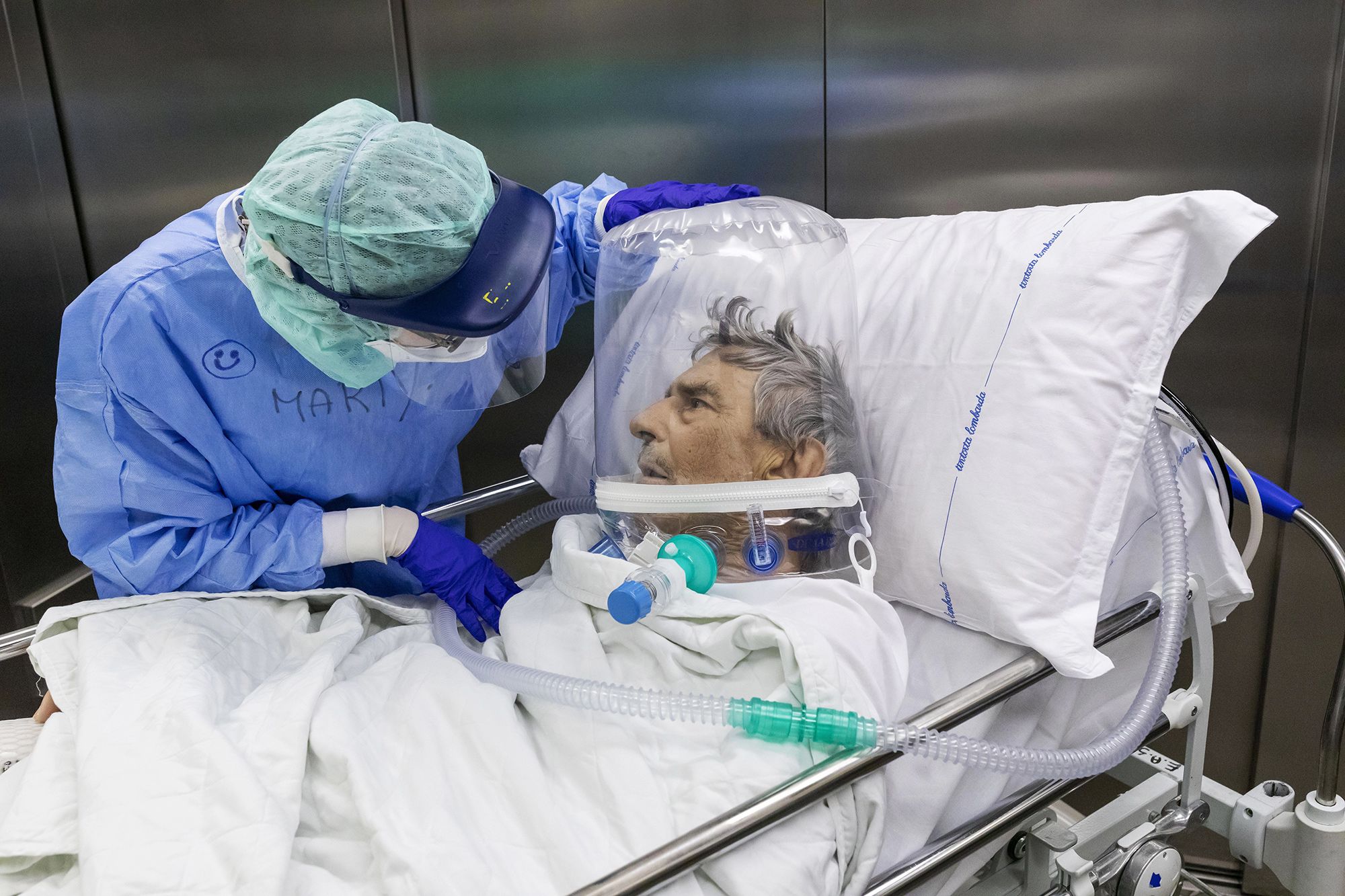 Tháng 4/2020, Italy tiếp tục là điểm nóng Covid-19 của thế giới với hàng nghìn ca tử vong mỗi ngày. Trong ảnh là một bệnh nhân Covid-19 được đưa ra khỏi phòng chăm sóc đặc biệt của Bệnh viện Pope John XXIII ở Bergamo, Italy - Ảnh: Getty Images