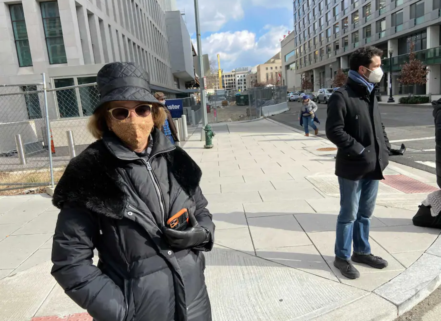 Gretchen Sierra-Zorita, một nhà tư vấn chính sách công và truyền thông, là một trong số ít người xếp hàng dọc tuyến đường diễu hành trong ngày nhậm chức của tổng thống - Ảnh: Washington Post