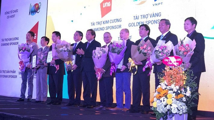 Các đề cử và bình chọn dựa trên các tiêu chí như: có đóng góp xuất sắc về chính sách để thúc đẩy Internet, có đóng góp xuất sắc trong việc phát triển thuê bao Internet, có đóng góp xuất sắc về phát triển ứng dụng và dịch vụ, đóng góp xuất sắc cho việc thúc đẩy môi trường Internet an toàn, đóng góp xuất sắc trong việc thúc đẩy cạnh tranh lành mạnh trong kinh doanh Internet...