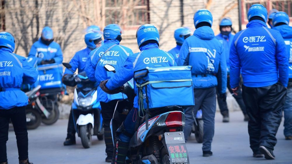 Ele.me và đối thủ Meituan hiện là 2 startup giao thực phẩm trực tuyến lớn nhất tại Trung Quốc - Ảnh: Bloomberg.