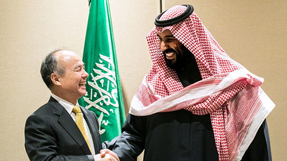Masayoshi Son (trái) và Mohammed bin Salman trong cuộc gặp tại New York vào năm 2017 - Ảnh: Bloomberg.