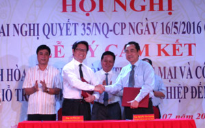 Ủy ban nhân dân tỉnh Hoà Bình và Phòng Thương mại và Công nghiệp Việt Nam ký cam kết về việc tạo lập môi trường kinh doanh thuận lợi cho các doanh nghiệp.