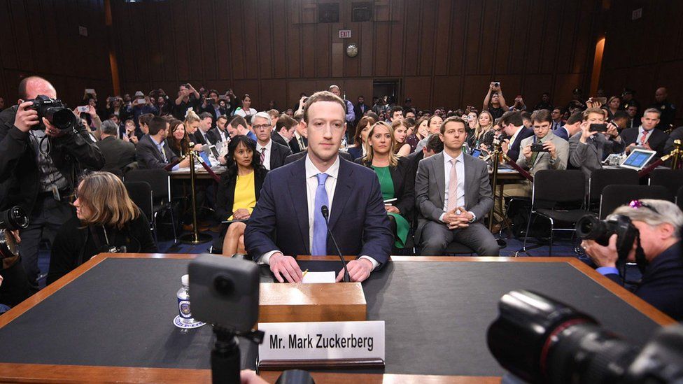 Zuckerberg, CEO Facebook, tham gia điều trần trước quốc hội Mỹ vào tháng 4/2018 - Ảnh: AFP