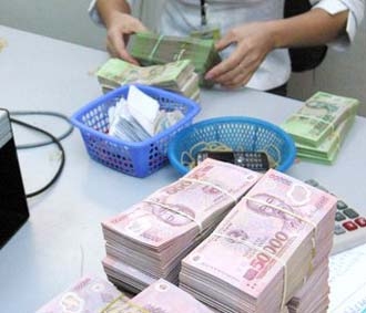 Trong khoảng một tháng qua, ít nhất hai lần cơ quan điều hành chính sách tiền tệ hối thúc các ngân hàng quốc doanh xây dựng lộ trình để chuyển tiền về Ngân hàng Nhà nước càng sớm càng tốt.