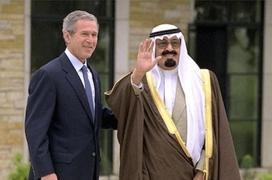 Vua Abdullah của Saudi Arabia (bên phải) là người đứng đầu đất nước kiểm soát khoảng 20% trữ lượng dầu lửa đã được phát hiện của toàn thế giới - Ảnh: SAI.
