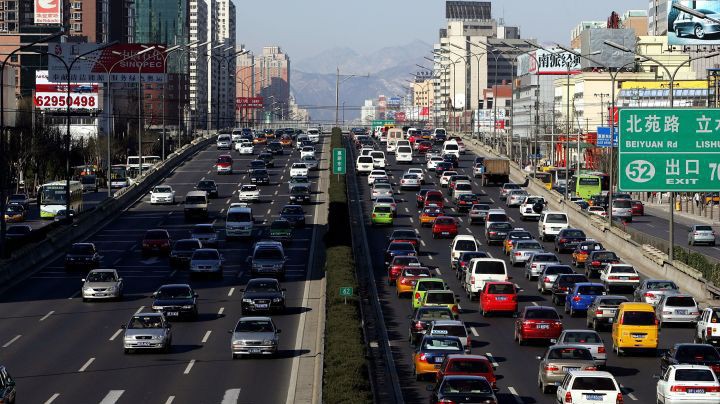 kinh tế giảm tốc, chiến tranh thương mại và việc chính phủ siết chặt kiểm soát ô nhiễm không khí là những lý do chính khiến doanh số thị trường ôtô Trung Quốc giảm mạnh. Ảnh: Getty Images.