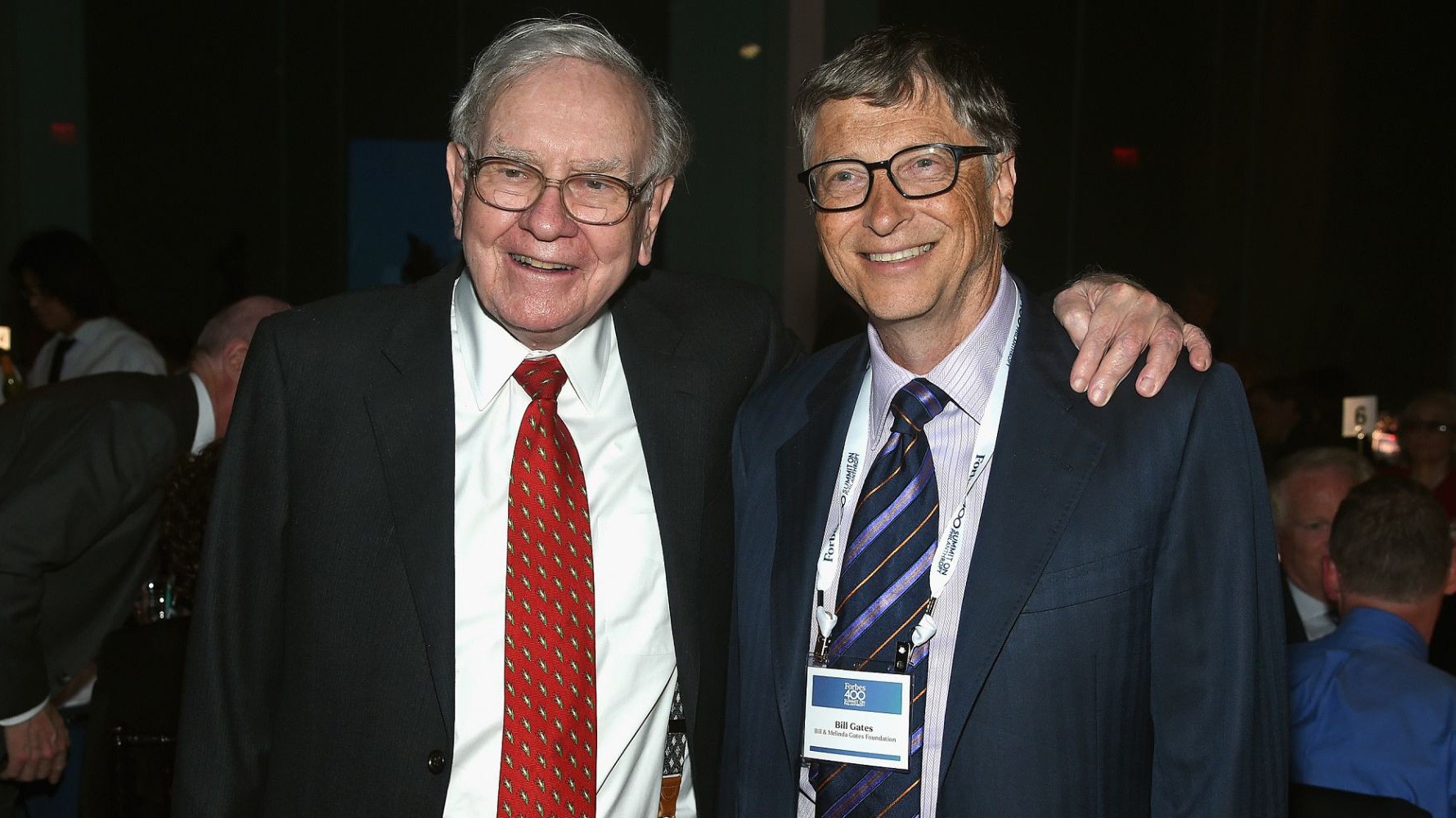 Tỷ phú Warren Buffett (trái) và Bill Gates.