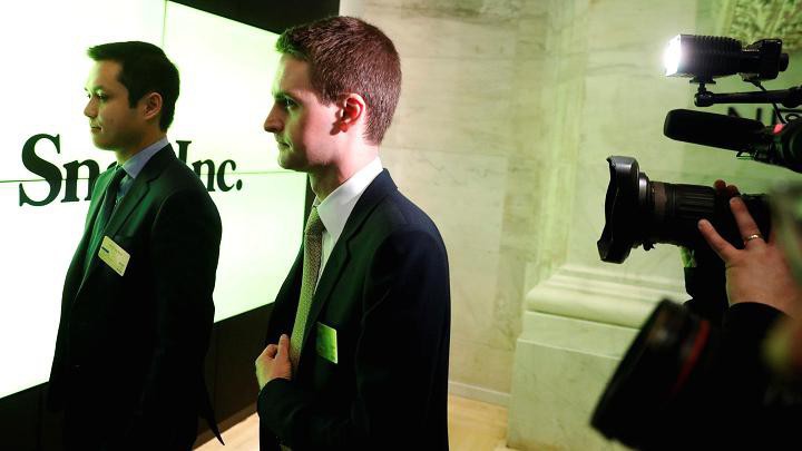 Hai nhà đồng sáng lập Snapchat Evan Spiegel (phải) và Bobby Murphy (trái) - Ảnh: CNBC.