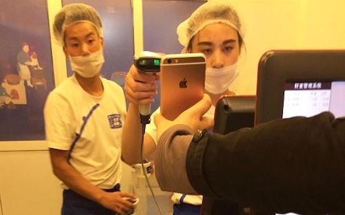 Thanh toán bằng mã QR trên điện thoại đi dộng - Ảnh: CNBC.