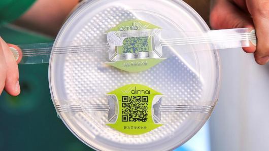 Nhãn dán phát hiện hàng giả của Walimai trên sữa công thức trẻ em - Ảnh: CNBC.