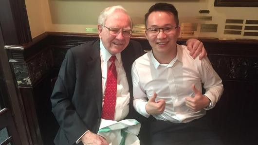 Sam Ling chụp ảnh cùng Warren Buffett sau bữa trưa triệu USD vào năm 2015 - Ảnh: CNBC.