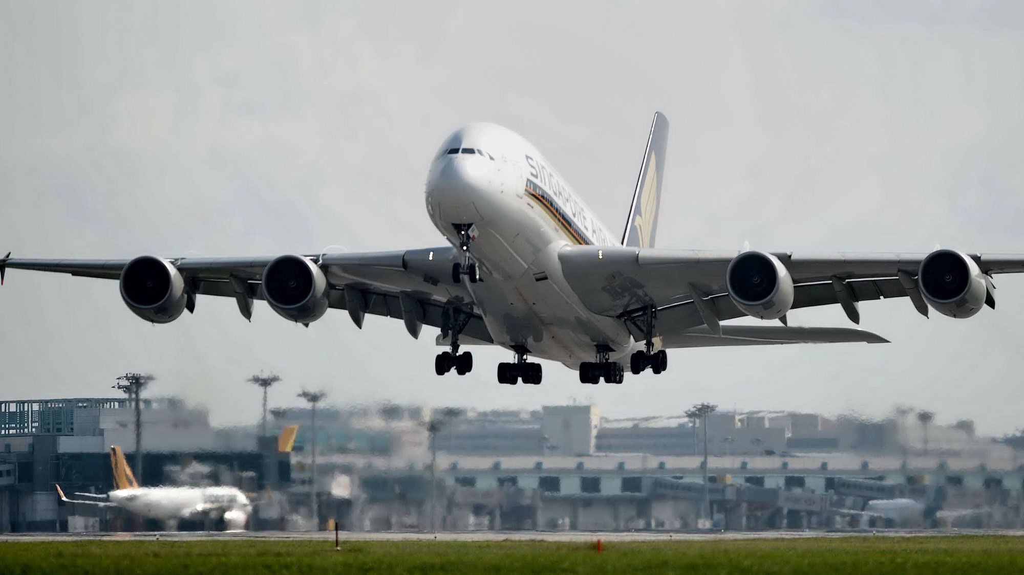 Chuyến bay thương mại đầu tiên của máy bay A380 được thực hiện bởi hãng hàng không Singapore Airlines vào năm 2007.