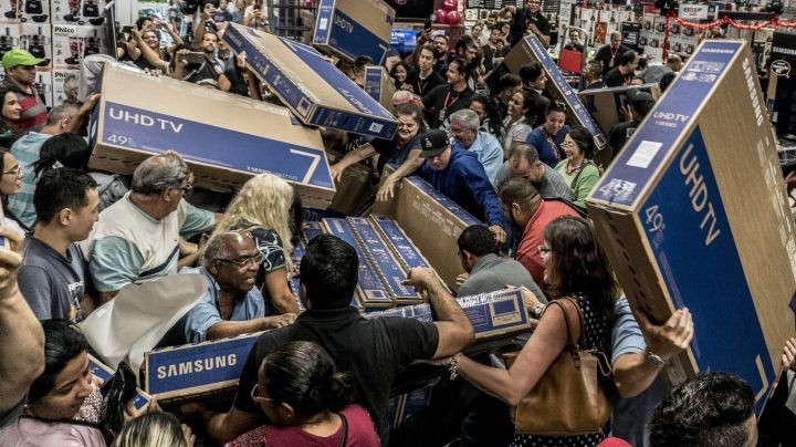 Khách hàng mua sắm tại một trung tâm thương mại ở Mỹ ngày Black Friday 23/11/2018 - Ảnh: Getty Images. 