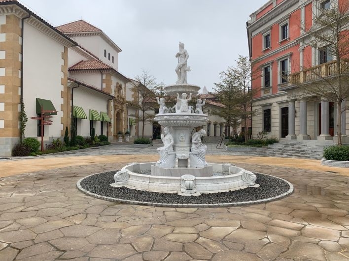 Bên trong khuôn viên đồ sộ mô phỏng kiến trúc châu Âu của Huawei - Ảnh 10.