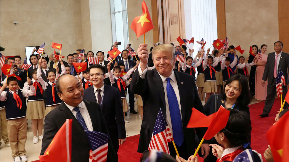 Thủ tướng Nguyễn Xuân Phúc tiếp Tổng thống Mỹ Donald Trump tại Văn phòng Chính phủ ngày 27/2/2019 - Ảnh: Reuters