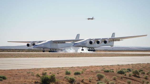 Stratolaunch hạ cánh xuống Cảng Hàng không và Vũ trụ Mojave ở bang California (Mỹ) sau chuyến bay thử đầu tiên ngày 13/4/2019 - Ảnh: Stratolaunch.