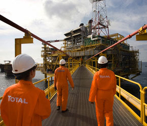 Cung giảm, cầu tăng là một trong số những nguyên nhân khiến giá dầu tăng.