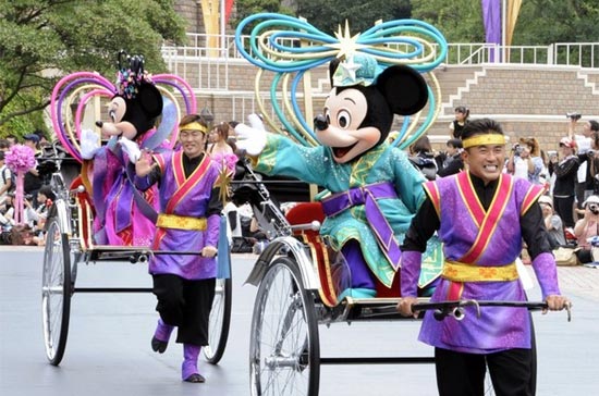 Một hoạt cảnh tại Disneyland Tokyo, Nhật Bản. Disney vẫn thường bị chỉ trích là có ảnh hưởng quá mạnh về mặt văn hóa ở những nơi họ đặt chân tới - Ảnh: Getty Images.