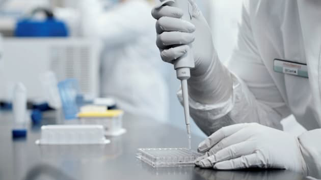 Nhà nghiên cứu tại một phòng thí nghiệm của Moderna Inc - Ảnh: Reuters