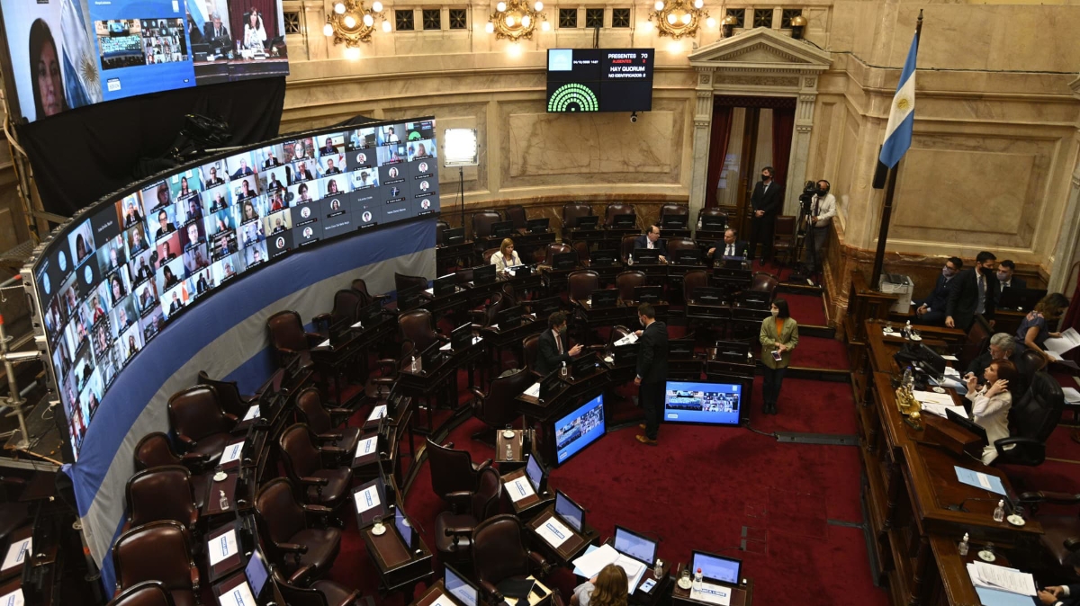 Phó Tổng thống Argentina Cristina Fernandez de Kirchner (phải) điều hành phiên họp trực tuyến của thượng viện tại Quốc hội ở Buenos Aires vào ngày 4/12/2020 - Ảnh: Getty Images