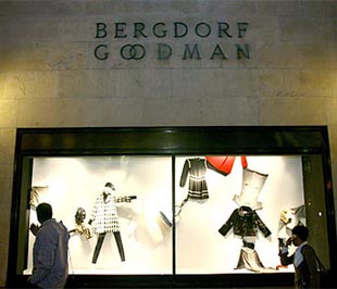 Bên ngoài một cửa hàng Bergdorf Goodman ở New York.