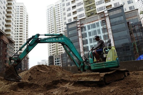 Thị trường bất động sản hiện đang hứng chịu hệ quả của một thời nhà nhà, người người buôn nhà, đất.