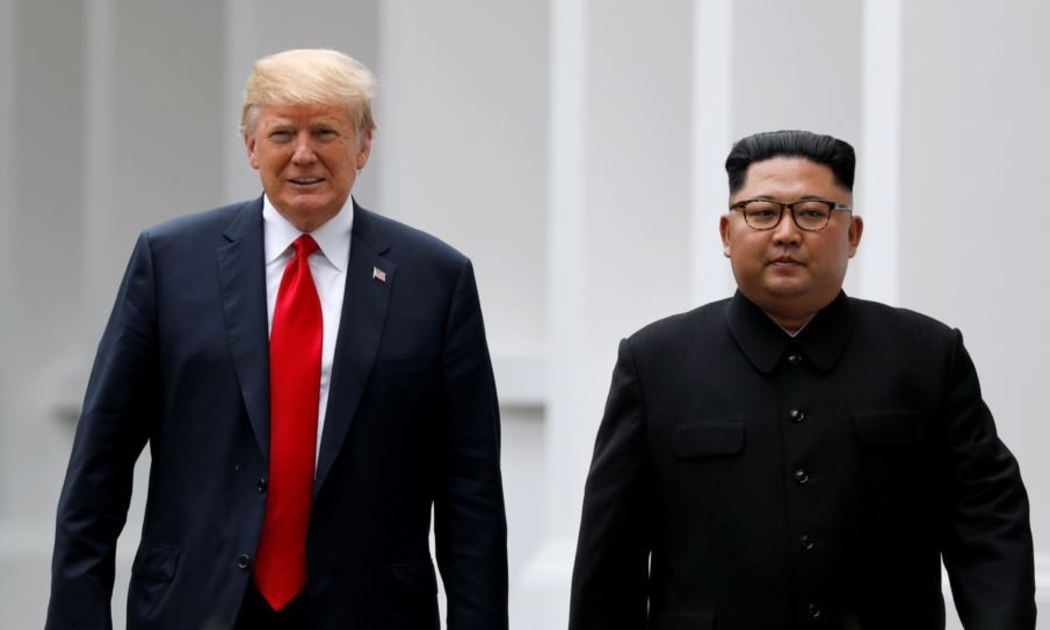 Nhà lãnh đạo Triều Tiên Kim Jong Un (trái) và Tổng thống Donald Trump trong cuộc gặp ở Singapore, tháng 6/2018 - Ảnh: Reuters.