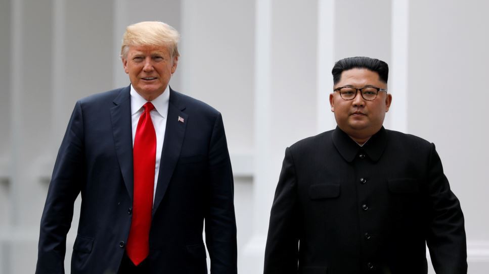 Nhà lãnh đạo Triều Tiên Kim Jong Un (trái) và Tổng thống Donald Trump trong cuộc gặp ở Singapore, tháng 6/2018 - Ảnh: Reuters.