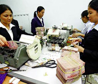 VND trở nên khan hiếm do nhu cầu vốn cuối năm gia tăng, đẩy lãi suất tăng lên.