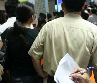 Với những nhà đầu tư có kinh nghiệm đọc diễn biến cung cầu hàng ngày, các tín hiệu rủi ro được cảnh báo sớm hơn - Ảnh: Việt Tuấn.