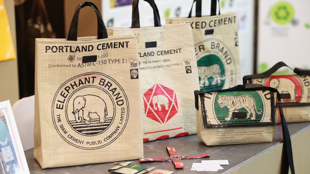 Vật liệu từ chất thải được tái tạo lại thành bao bì giấy để sử dụng.