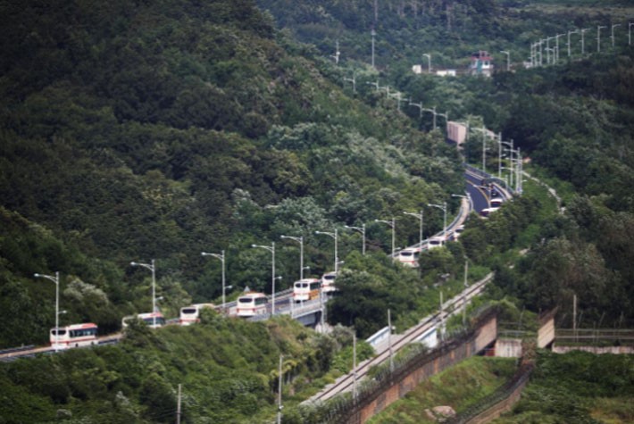 Niềm vui và nước mắt trong cuộc đoàn tụ ở Triều Tiên - Ảnh 11.