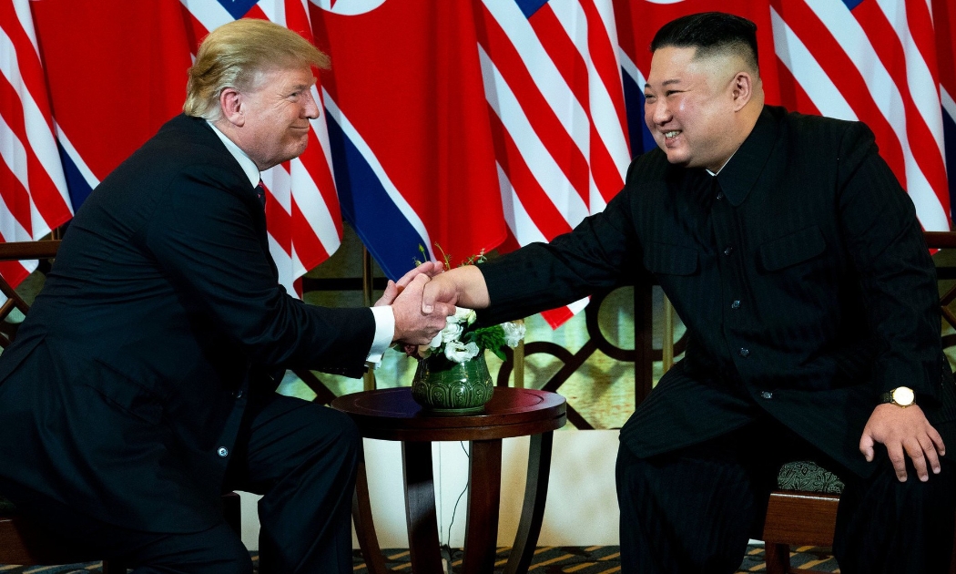Tổng thống Mỹ Donald Trump (trái) và Chủ tịch Triều Tiên Kim Jong Un tại thượng đỉnh Hà Nội hôm 27/2 - Ảnh: NYT.