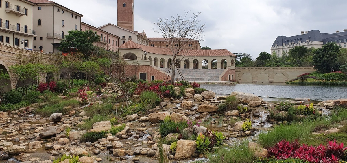 Cận cảnh khu trụ sở 2 tỷ USD mang phong cách châu Âu của Huawei - Ảnh 3.