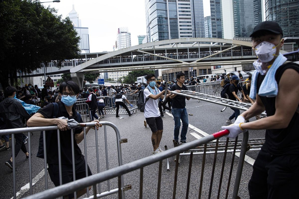 Biển người biểu tình vây tòa nhà nghị viện Hong Kong - Ảnh 12.