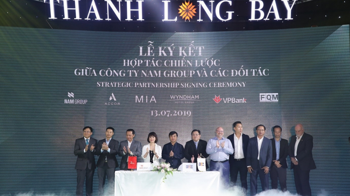 Lễ ký kết giữa Tập đoàn Nam Group và các đối tác: AccorHotels, Wyndham Hotel Group, MIA Design Studio, FQM và VP Bank.
