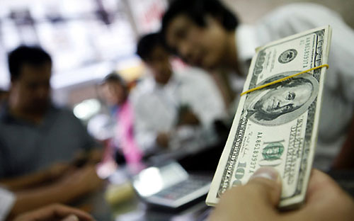 Cuối năm 2011 và suốt 2012, một yếu tố không kém quan trọng là Thống đốc
 Nguyễn Văn Bình đã “neo giữ” được tâm lý - kỳ vọng thị trường, khi 
tuyên bố sẽ kiểm soát được một biên độ biến động hợp lý.