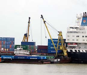 Lượng hàng hóa qua hệ thống cảng biển Việt Nam được dự báo vào năm 2010 sẽ đạt 230-250 triệu tấn/năm và 500-550 triệu tấn/năm vào năm 2020.