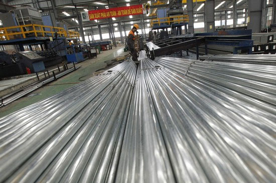 Sau hơn hai năm thực hiện, Nghị định 124 được xem là đã “phát huy tác dụng”, trong đó việc thuế suất thuế thu nhập doanh nghiệp phổ thông hạ từ 28% xuống 25% đã góp phần thu hút vốn đầu tư trực tiếp nước ngoài, khuyến khích phát triển sản xuất kinh doanh - Ảnh: Reuters.