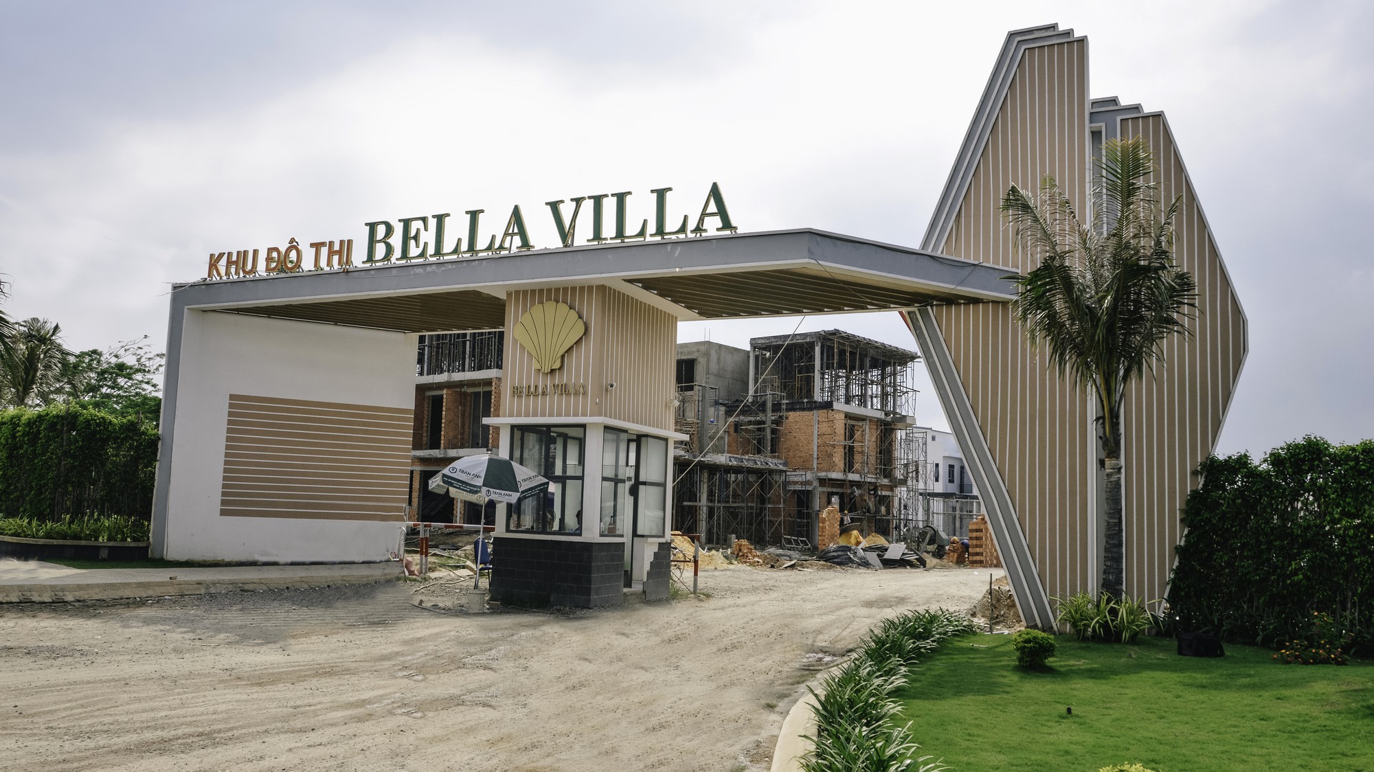 Với diện tích sử dụng tại mỗi biệt thự lên đến 300m2, giá bán từ 1,35 tỷ đồng, dự án được xem là giải pháp phù hợp cho những khách hàng muốn có cuộc sống yên bình, tiện nghi.