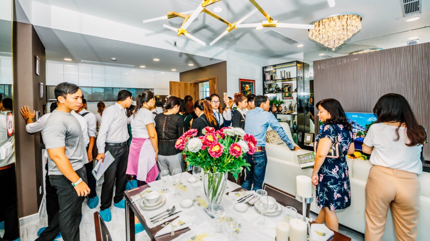 Hàng trăm khách hàng tham quan tại Lễ khai trương nhà mẫu Green Star Sky Garden.