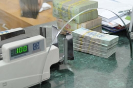 Một chuyên gia ngân hàng cảnh báo: rất có thể ngân hàng và doanh nghiệp sẽ tìm cách “đi đêm” với nhau, đàm phán để huy động và cho vay lãi suất cao hơn mức cho phép.