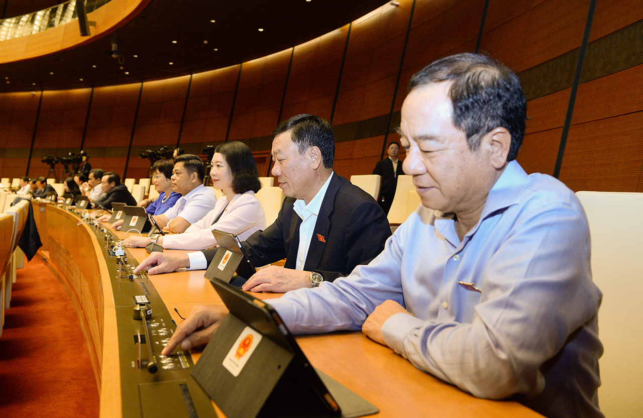 Đại biểu Quốc hội biểu quyết bằng hệ thống điện tử - Ảnh: Quochoi.vn